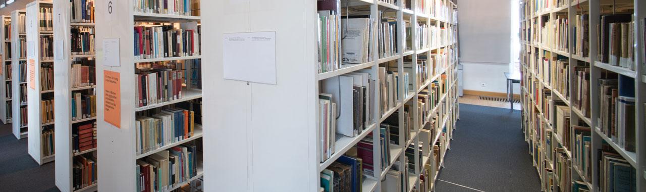 Bibliothek der HfM Karlsruhe im Schloss Gottesaue - Blick auf den Bestand