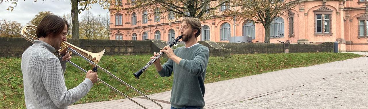 Brandt Attema und Julius Kircher musizieren vor dem Schloss