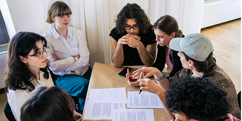 Für die Mitgestaltung des Studiums sind unsere Vollversammlungen ein wichtiges Instrument. Sie dienen nicht nur dazu, über aktuelle Entwicklungen zu informieren, sondern auch wichtige Anliegen aller gemeinsam zu diskutieren. Darüber hinaus arbeiten wir hier gemeinsam daran, wie sich der Studiengang oder unterschiedliche Teilfelder und Projekte entwickeln könnten. World Cafés und kollaborative Arbeitsplattformen ermöglichen, dass jede:r Themen vorschlagen, Entwicklungen nachverfolgen und sich aktiv mit Vorsc