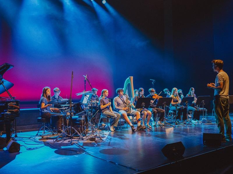 Schülerinnen und Schüler spielen beim Abschlusskonzert 
