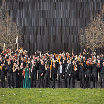 Foto der Jungen Philharmonie Karlsruhe auf der Konzertwiese vor dem MUT