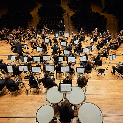 Schüler-Symphonie-Orchester aus der Vogelperspektive