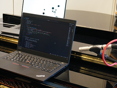 Laptop mit Mikrofon auf Flügel